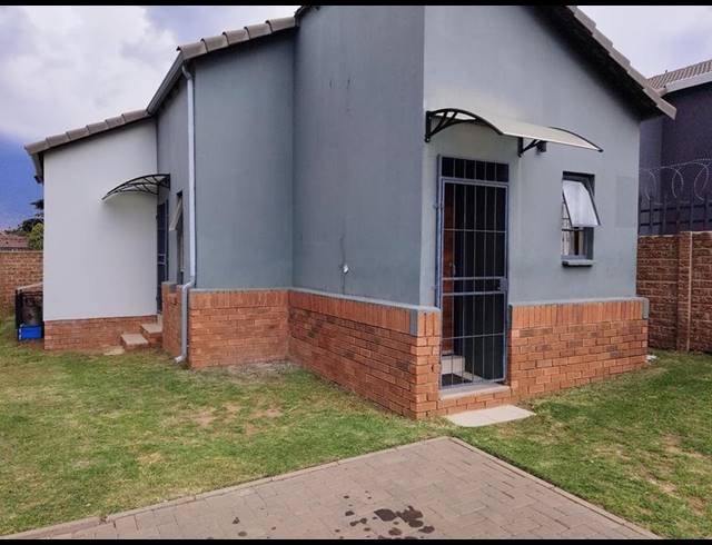 2 BEDROOM HOUSE FOR SALE IN SOUTH HILLS